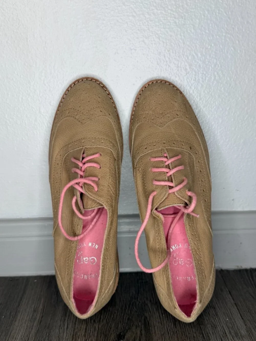 GAP Women’s Oxford Shoes Tan Brown with Pastel Pink Laces Size 7.5